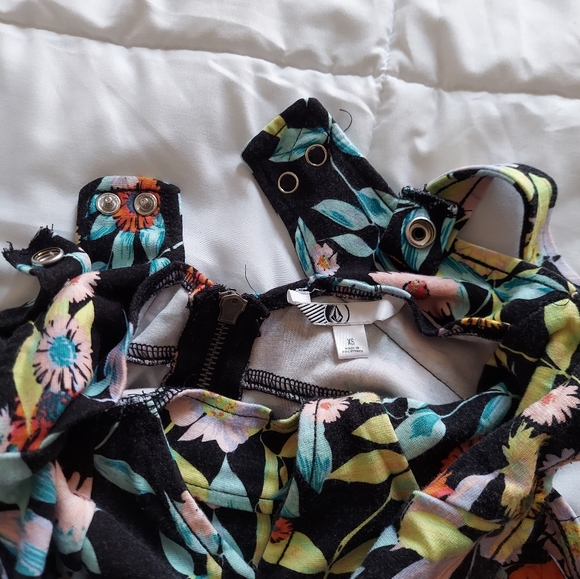 Cute Volcom floral dress - Picture 3 of 4